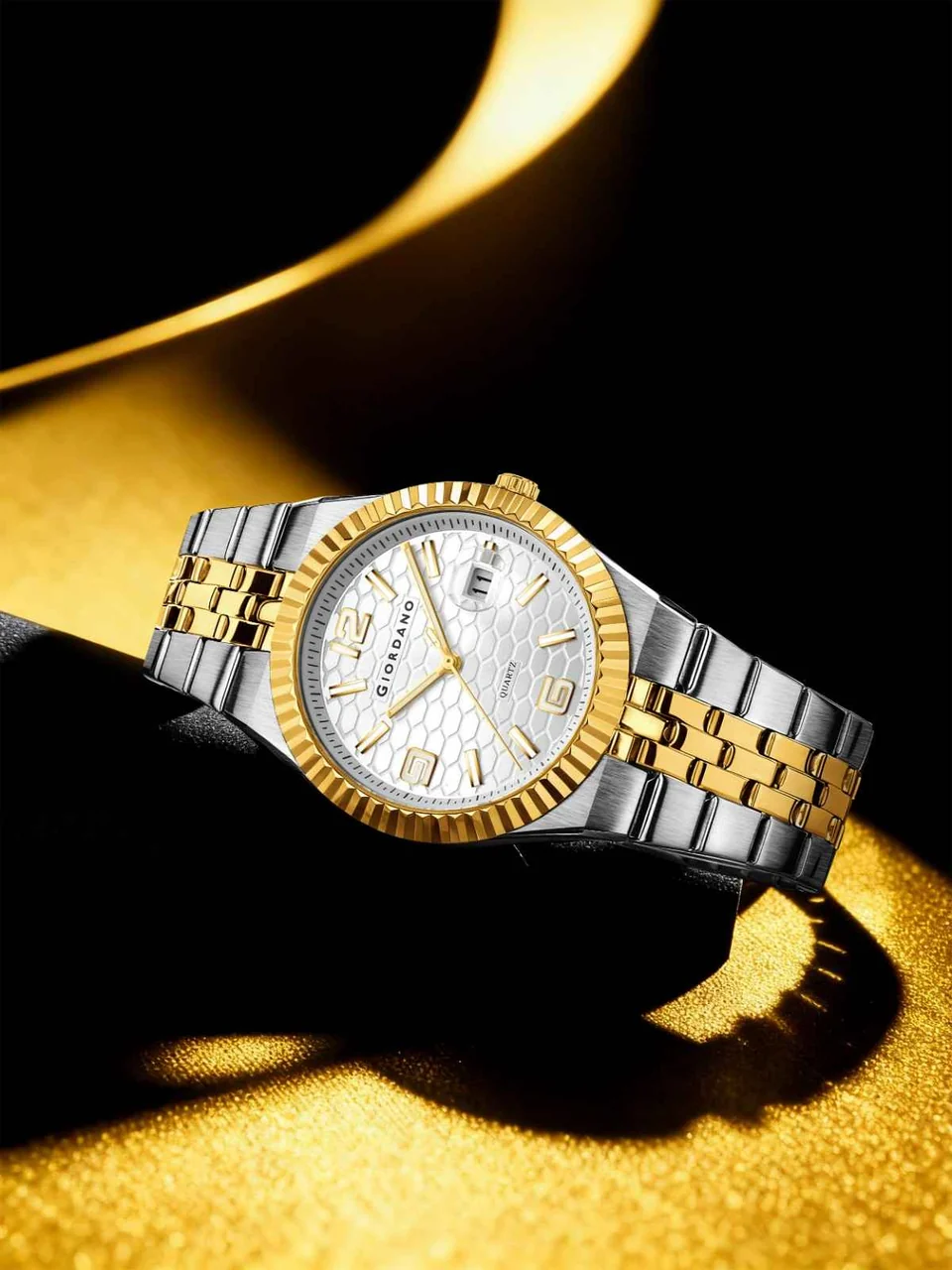 GIORDANO Analog Watch for Men with Honeycomb Dial, Fluted Bezel, Stainless Steel Strap, Date Window & Luminous Hour Markers