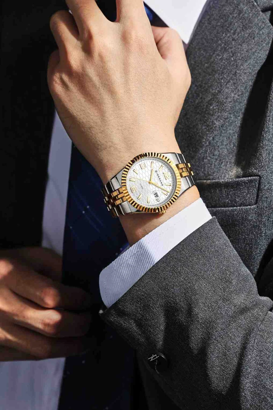 GIORDANO Analog Watch for Men with Honeycomb Dial, Fluted Bezel, Stainless Steel Strap, Date Window & Luminous Hour Markers