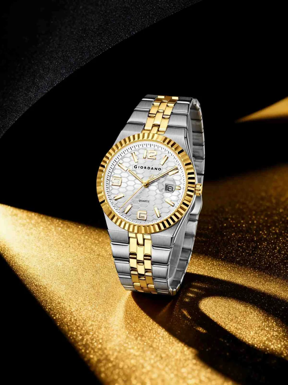 GIORDANO Analog Watch for Men with Honeycomb Dial, Fluted Bezel, Stainless Steel Strap, Date Window & Luminous Hour Markers