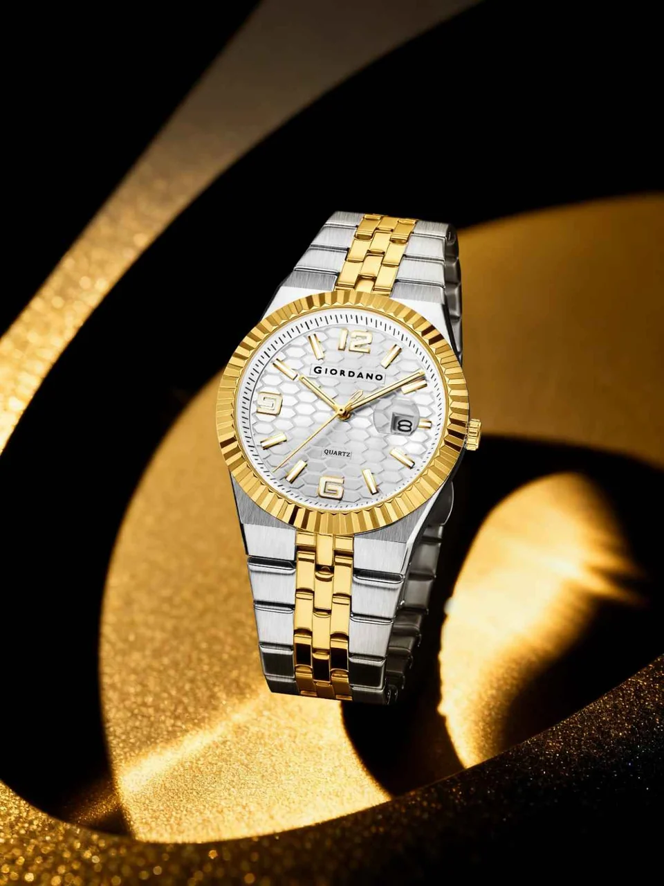 GIORDANO Analog Watch for Men with Honeycomb Dial, Fluted Bezel, Stainless Steel Strap, Date Window & Luminous Hour Markers