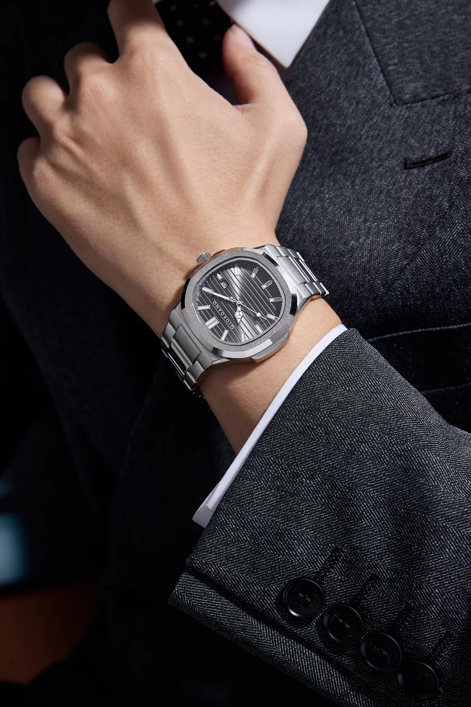 Giordano Analog Watch for Men – Textured Dial, Stainless Steel Strap, Date Display, Quartz Movement, Water Resistant